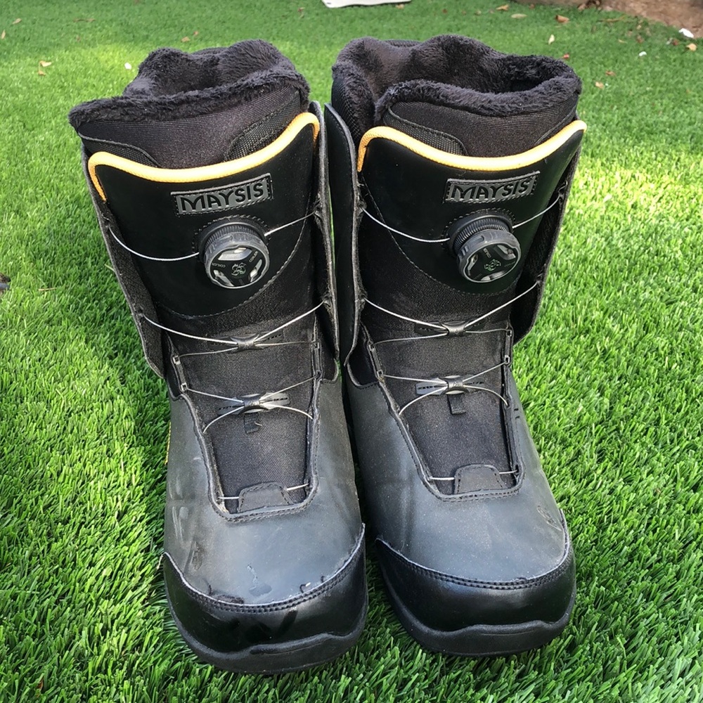 Snowboard boots